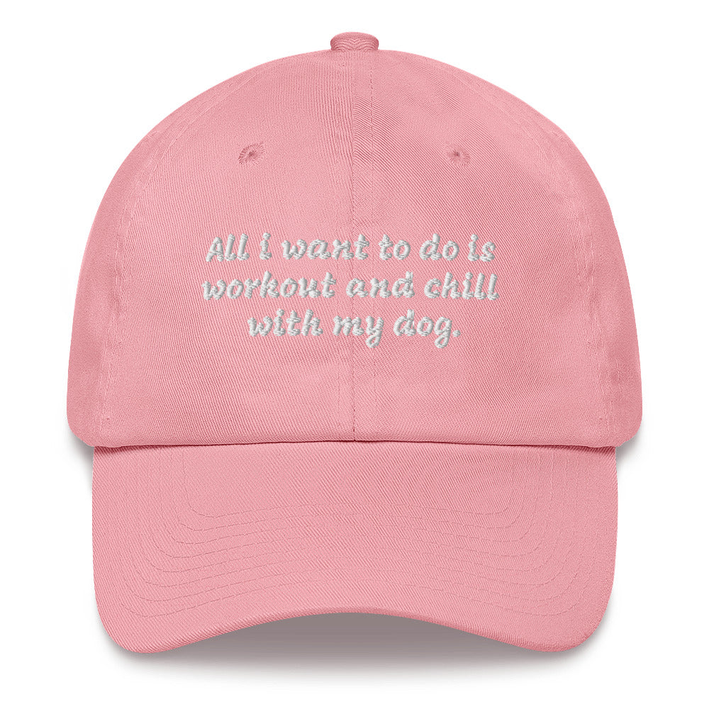 Todo lo que quiero hacer es entrenar y relajarme con el sombrero de mi perro papá